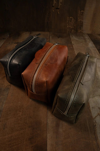 El yapımı küçük deri aksesuarlar: full-grain deri Dopp kit, siyah/taba/yeşil renklerde — Opia Leather