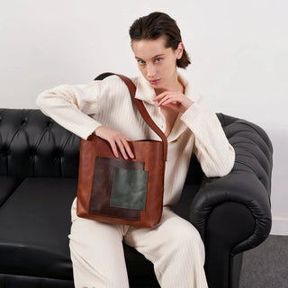 El yapımı hakiki deri çantanın yüzeyi yumuşak bezle nazikçe temizlenirken — Opia Leather leke çıkarma rehberi