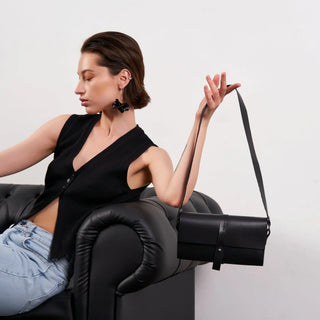 Siyah el yapımı hakiki deri kadın çantası, ofis ve iş için nötr profesyonel — Opia Leather