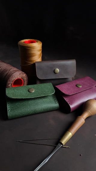 El yapımı hakiki deri kart cüzdanları ve kartlık, waxlı iplik ile — Opia Leather