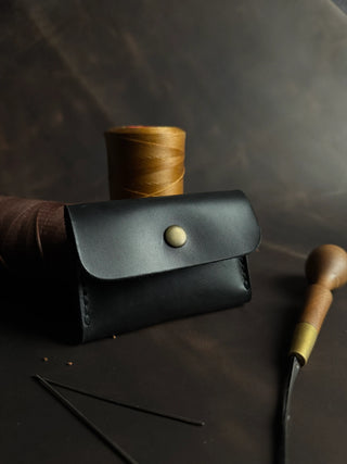 Hakiki deri kart cüzdanı, waxlı iplik ve çatal deşici ile atölyede — Opia Leather hakiki deri