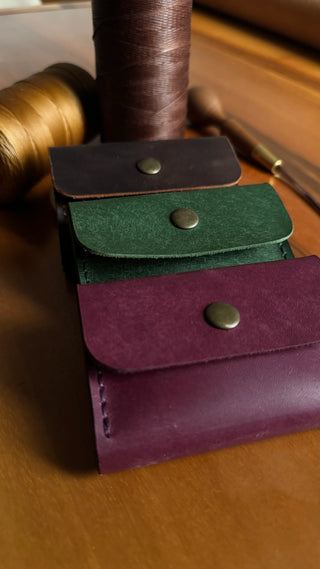 Farklı renklerde hakiki deri kart cüzdanları — deri türleri karşılaştırması Opia Leather