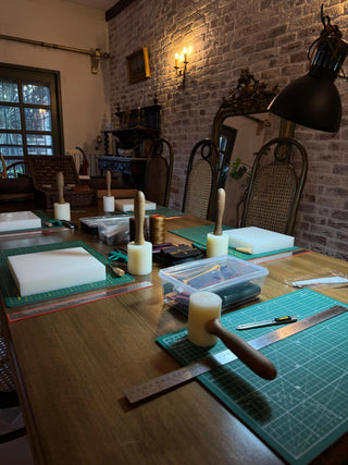 El aletleriyle donatılmış bir atölye masası — İstanbul'da atölye ve workshop fikirleri