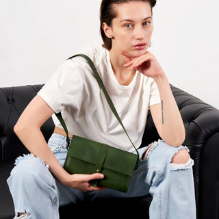 Yeşil el yapımı hakiki deri crossbody çanta ile günlük kombin — Opia Leather deri çanta kombin rehberi