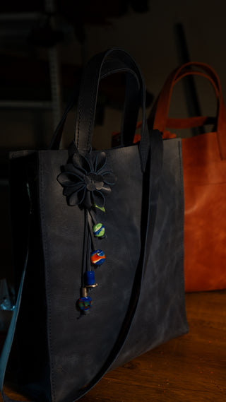 SU çanta cam aksesuar detay - Opia Leather
