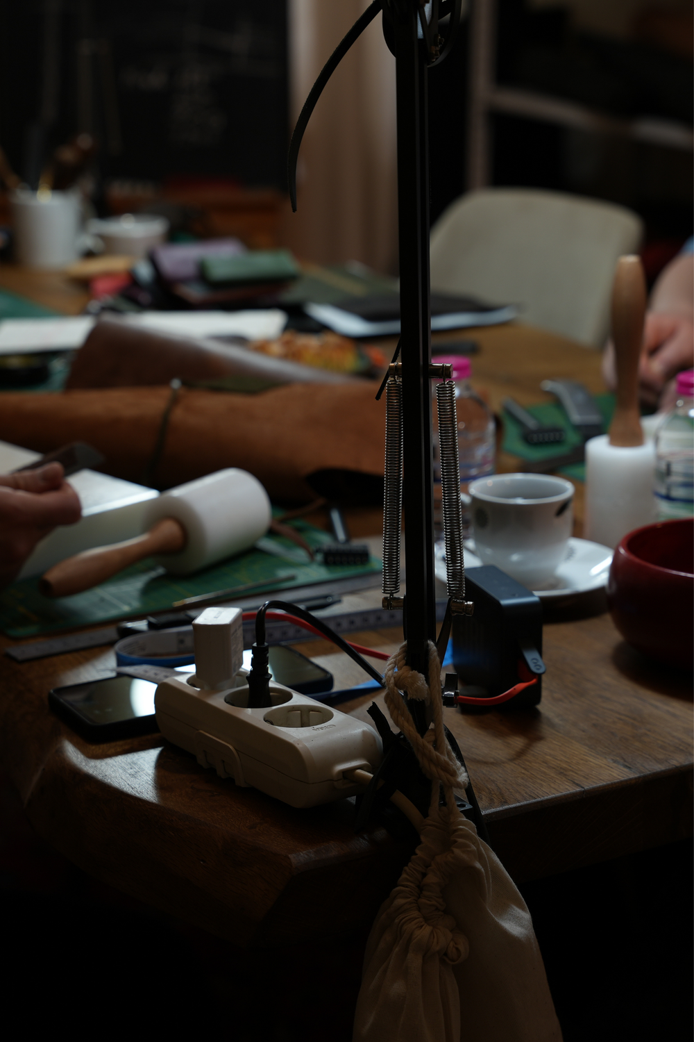 Deri workshop sırasında çalışma masası, el aletleri ve üretim detayları