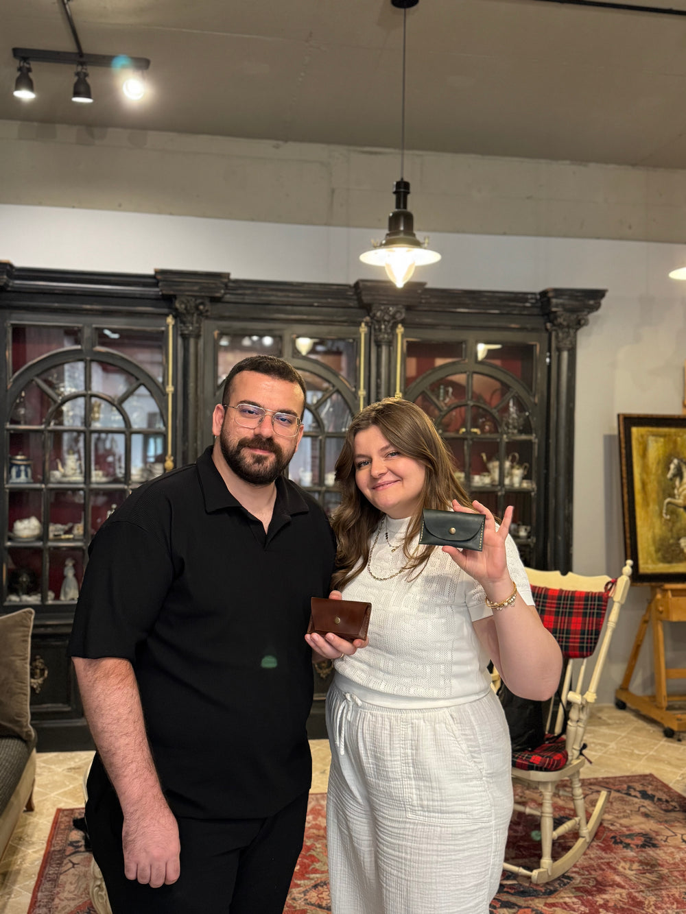 Opia Leather atölyesinde birlikte ürettikleri deri parçaları gösteren katılımcılar