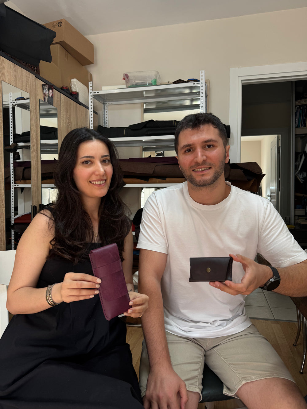 Opia Leather atölyesinde birlikte ürettikleri deri parçaları gösteren katılımcılar