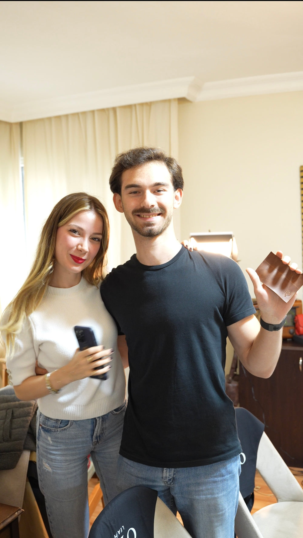 Opia Leather atölyesinde birlikte ürettikleri deri parçaları gösteren katılımcılar
