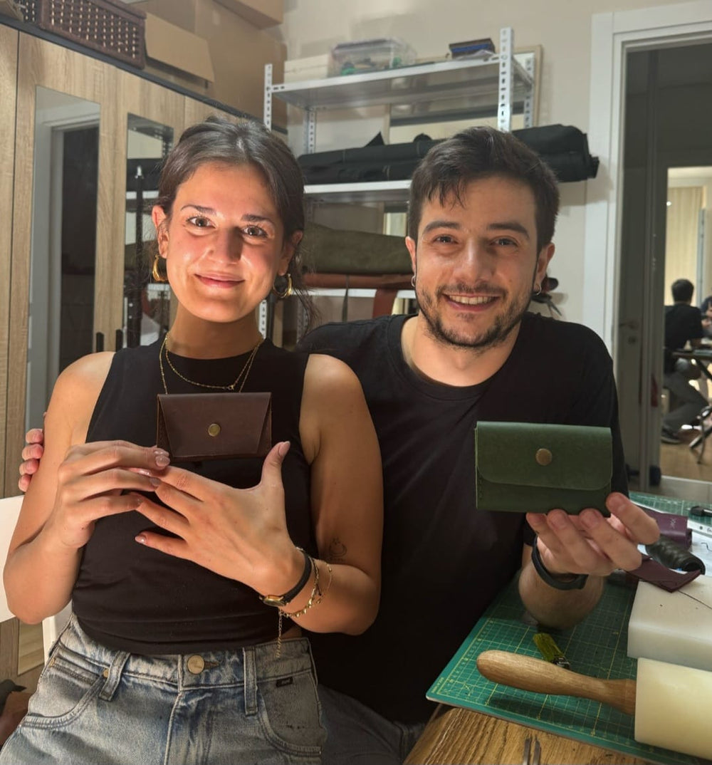 Opia Leather atölyesinde birlikte ürettikleri deri parçaları gösteren katılımcılar