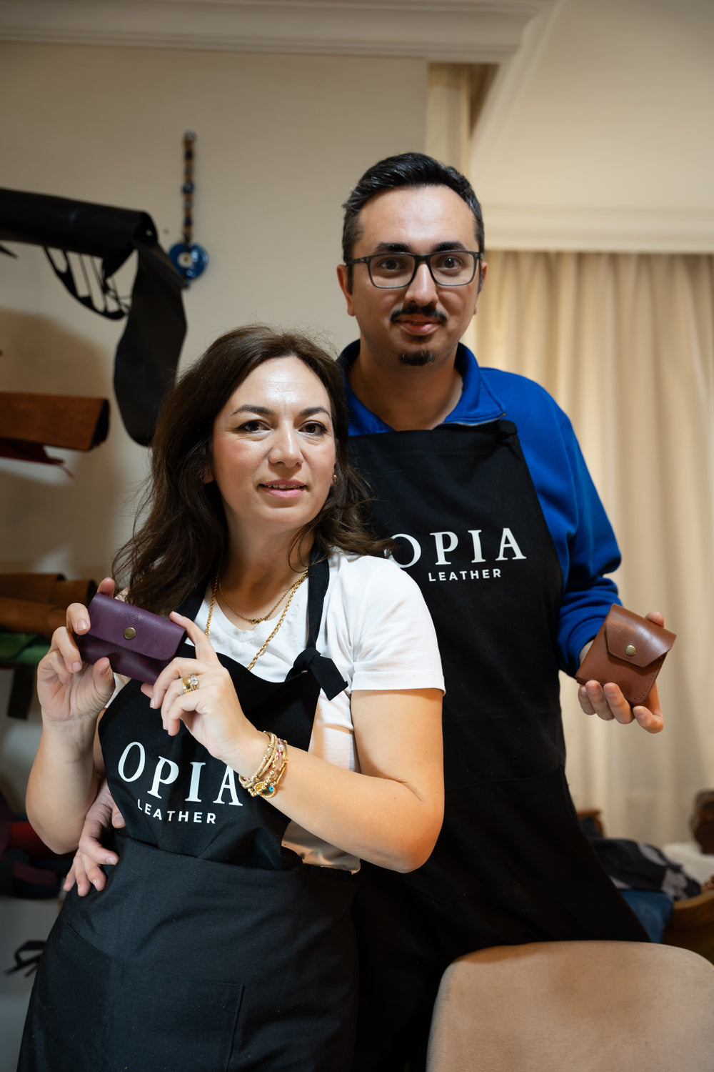 Opia Leather atölyesinde birlikte ürettikleri deri parçaları gösteren katılımcılar